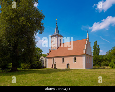 Lenne-Park mit Kirche in Criewen, unteren Odertal, Uckermark, Brandenburg, Deutschland Stockfoto