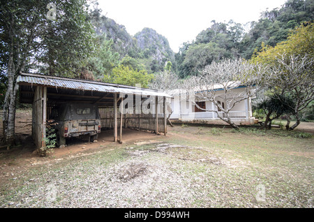 VIENG XAI, Laos – Ein einfaches freistehendes Haus befindet sich neben dem Kaysone Phomvihane Memorial am historischen Pathet Lao Caves Complex in Vieng XAI. Die Gedenkstätte ehrt Kaysone Phomvihane, der als Anführer der revolutionären Bewegung Pathet Lao diente und später der erste Premierminister und Präsident der Demokratischen Volksrepublik Laos wurde. Während des Vietnamkriegs nutzten Phomvihane und andere Pathet Lao-Führer diese natürlichen Kalksteinhöhlen in der Karstlandschaft als Hauptquartier und Schutz vor amerikanischen Bombenangriffen. Der Höhlenkomplex in der Provinz Houaphanh im Nordosten von Lao Stockfoto