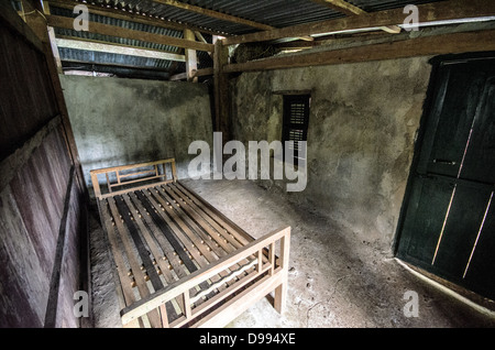 VIENG XAI, Laos — das Innere der Wohnräume innerhalb des Pathet Lao Höhlenkomplexes zeigt die unterirdischen Einrichtungen, die während des Zweiten Indochina-Krieges genutzt wurden. Die Vieng XAI-Höhlen dienten von 1964 bis 1973 als Hauptquartier und Wohnbasis für die kommunistischen Kräfte Pathet Laos während ihres Konflikts gegen die Königlich-Laos-Regierung. Das ausgedehnte Höhlennetz beherbergte politische Führer, Militärkommandanten und ihre Familien in einer versteckten Stadt, die in die Kalkkarstlandschaft gehauen wurde. Die Höhlen enthielten Besprechungsräume, Büros, Wohnräume, Krankenhäuser, Schulen, und sogar ein Theater, das es unterstützt Stockfoto