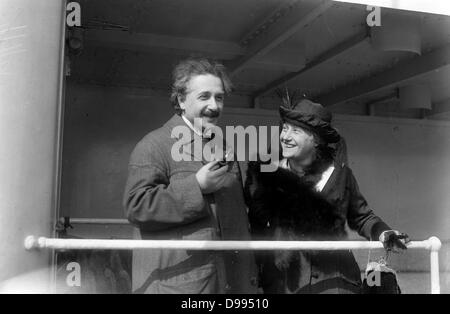 Albert Einstein (1879-1955) in Deutschland geborene Schweizerisch theoretische Physiker, mit Elsa Einstein (1876-1936) seine Cousine und die zweite Frau. Wissenschaftler, Mathematiker Stockfoto