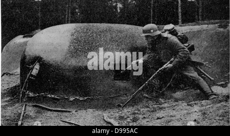 Weltkrieg II: Nazi (Deutsch) Demonstration, wie Französische defensive Maginot-linie Forts durch Angriff mit Flamme - Flammenwerfer und Granaten zerstört wurden. In einigen Orten die Maginot-linie Verteidigung für einige Zeit gehalten. Stockfoto