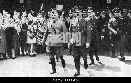 Adoph Hitler und Benito Mussolini in München, 18. Juni 1940, die Bedingungen für einen Waffenstillstand mit Frankreich diskutieren. Hinter ihnen sind ihre Außenminister Galeazzo Ciano (Italien) und Joachim von Ribbentrop (Deutschland). Stockfoto