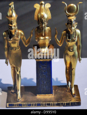 Drei Götter Statuette für König Osorkon II (zeigt die Familie des Gottes Osiris) Osiris von Horus flankiert wird (links) und Isis (rechts). Stockfoto