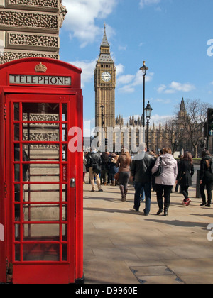 Straßenszene mit rote Telefonzelle und Big Ben und Parlament Gebäude im Hintergrund Stockfoto