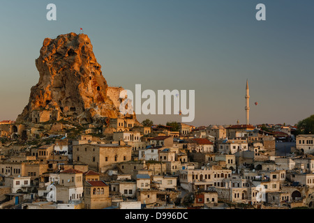 Ballonfahrt in der Nähe der Felsen in der türkischen Stadt Uchisar Stockfoto