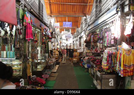 Ein Gehweg zwischen Geschäften in Wochenendmarkt Chatuchak, Bangkok, Thailand Stockfoto