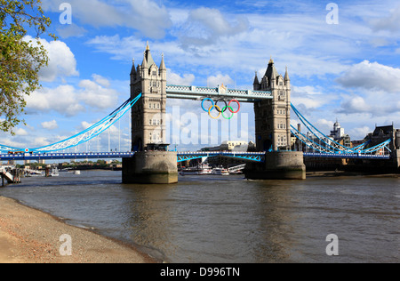 Tower Bridge mit den Olympischen Ringen, überqueren die Themse in 2012, London, England, Europa Stockfoto