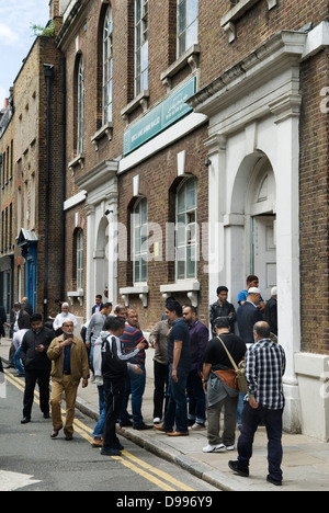 Muslimische Männer verlassen Freitag Gebete Jamme Masjid Moschee, Brick Lane Fournier Street Eingang Spitalfields London E1. 2013 GB 2010S HOMER SYKES Stockfoto