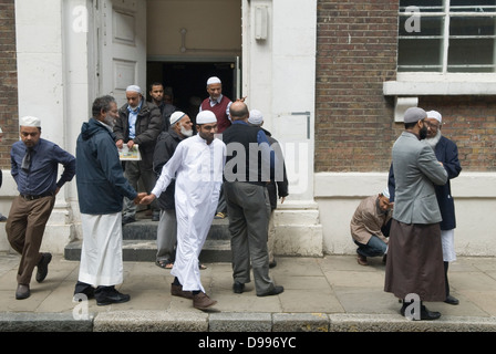 Muslimische Männer verlassen Freitagsgebete Jamme Masjid Moschee, Brick Lane Fournier Street Eingang Spitalfields London E1. 2013 UK 2010S HOMER SYKES Stockfoto