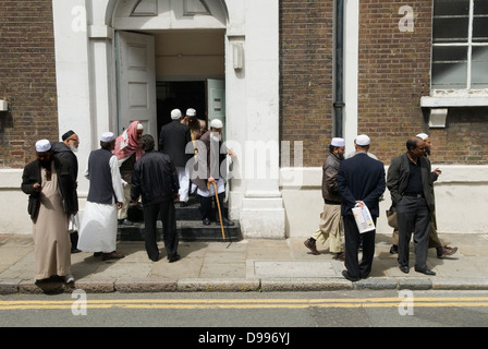 Muslimische Männer verlassen Freitagsgebete Jamme Masjid Moschee, Brick Lane Fournier Street Eingang Spitalfields London E1. Banglatown 2013 UK 2010s HOMER SYKES Stockfoto