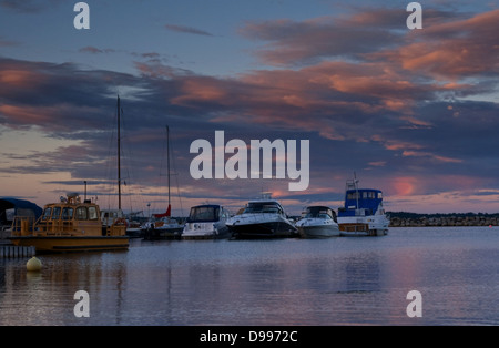 Am frühen Morgen Wolke über eine marina Stockfoto