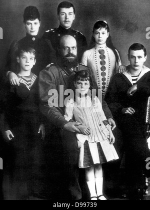 Zar Alexander III. und Kaiserin Maria Fjodorowna Russlands mit ihren Kindern (Zukunft Zar Nikolaus II steht an der Rückseite iof der Gruppe. Ca. 1885 Stockfoto