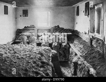 Der erste Weltkrieg 1914-1918: Ostfront. Deutsche Soldaten in eine defensive Position im Keller eines Hauses, in dem Sie den Boden verankert haben, Weichsel Region Polens 1915, die von den Russen Rückzug verwüstet wurde. Stockfoto