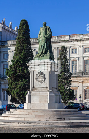 Statue von König Dom Carlos I und dem Nationalpalast Ajuda im Hintergrund. Lissabon, Portugal. 19. c. neoklassische Königspalast Stockfoto