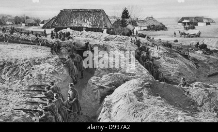 Der erste Weltkrieg 1914-1918: Österreichische Infanterie in einem Graben Komplex, Jaisonna, Polen, 1915. Militär, Armee, Soldat, Befestigung, Verteidigung, Waffe, Gewehr Stockfoto