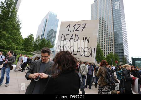 London, UK. 14. Juni 2013. Vor versammelten sich zum G8-Gipfel, rund 200 Demonstranten in Canary Wharf am Freitag, 14. Juni 2013 in Londons Bankenviertel, über den Gipfel und auch andere Themen wie Steuern und Schulden zu protestieren. Bildnachweis: Christopher Middleton/Alamy Live-Nachrichten Stockfoto