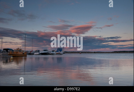 Frühen Morgenlicht über das Wasser und den Hafen Stockfoto