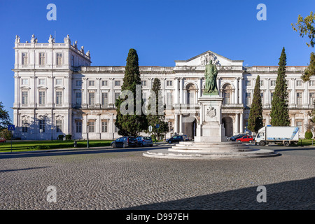 Statue von König Dom Carlos I und dem Nationalpalast Ajuda im Hintergrund. Lissabon, Portugal. 19. c. neoklassische Königspalast Stockfoto