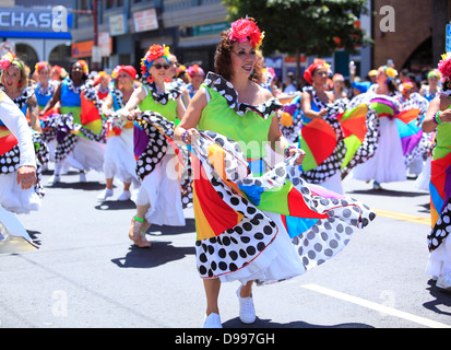 Tanzen im Mission District während Karneval Parade in San Francisco, Kalifornien, USA Stockfoto