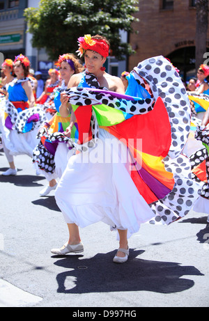 Tanzen im Mission District während Karneval Parade in San Francisco, Kalifornien, USA Stockfoto