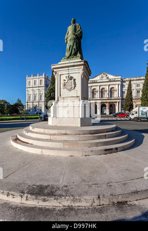 Statue von König Dom Carlos I und dem Nationalpalast Ajuda im Hintergrund. Lissabon, Portugal. 19. c. neoklassische Königspalast Stockfoto