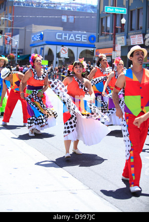 Tanzen im Mission District während Karneval Parade in San Francisco, Kalifornien, USA Stockfoto