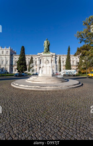 Statue von König Dom Carlos I und dem Nationalpalast Ajuda im Hintergrund. Lissabon, Portugal. 19. c. neoklassische Königspalast Stockfoto