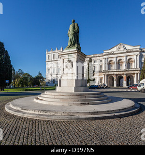 Statue von König Dom Carlos I und dem Nationalpalast Ajuda im Hintergrund. Lissabon, Portugal. 19. c. neoklassische Königspalast Stockfoto