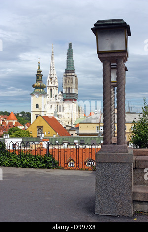 Blick über die Dächer auf die Türme der Kathedrale von Zagreb und der Turm der Kirche St. Maria, Zagreb, Kroatien Stockfoto