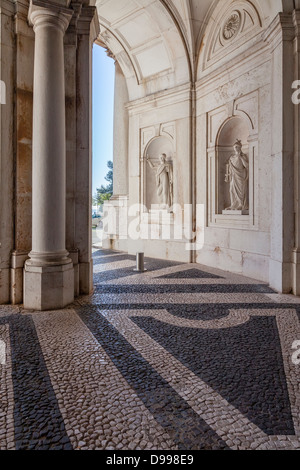 Eines der Bögen, die zum Eingang des Ajuda National Palace, Lissabon, Portugal. 19. Jahrhunderts neoklassischen Königspalast. Stockfoto