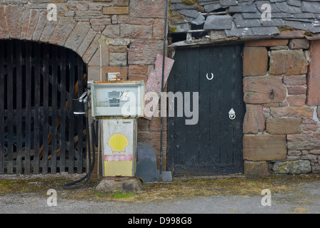 Alte Tankstelle im Dorf von Newton Reigny, Cumbria, England UK Stockfoto