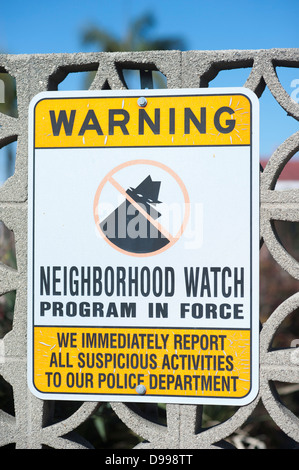 Nahaufnahme der Nachbarschaft Uhr einer gated Community anmelden Stockfoto