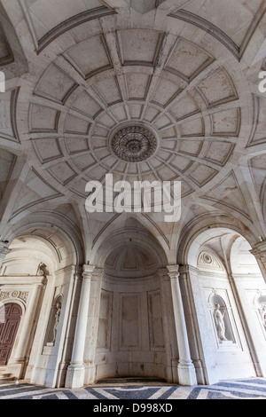 Der Torbogen führt zu unfertige Bereich der Ajuda National Palace, Lissabon, Portugal. 19. Jahrhunderts neoklassischen Königspalast. Stockfoto