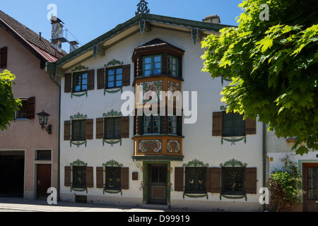 Historisches Haus mit Erker und Fassade malen in Füssen, Allgäu, Bayern, Ostdeutschland Stockfoto