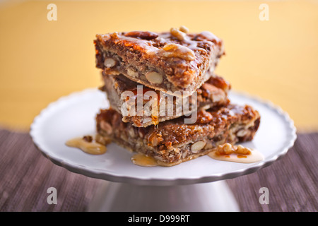 3 Stück Baklava Honig triefend gestapelt auf einem Teller Stockfoto