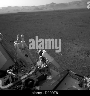 Dieses Bild zeigt einen Teil des Decks der NASA-Rover Curiosity von einem der Navigation die Kameras des Rover in Richtung der Rückseite der Suche der Rover nach links. Stockfoto