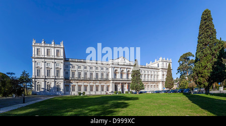 Ajuda Nationalpalast, Lissabon, Portugal. Klassizistische königliche Palast des 19. Jahrhunderts. Schloss Fassade Architektur luxuriösen königlichen Baudenkmal Stockfoto