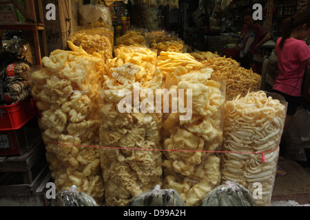 Getrocknete Fische Bauch auf Verkauf in einem Geschäft in Bangkoks Chinatown, Thailand Stockfoto