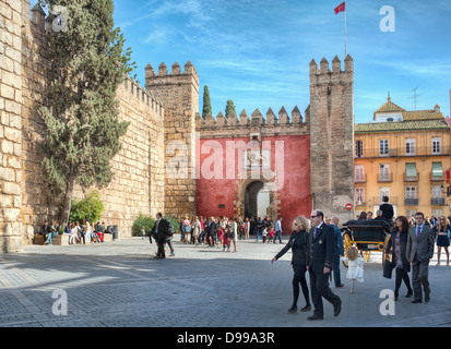 Der Eingang zu der Alcázar von Sevilla, Spanien, ursprünglich eine maurische Festung und seit 1987 zum UNESCO-Weltkulturerbe gelistet Stockfoto