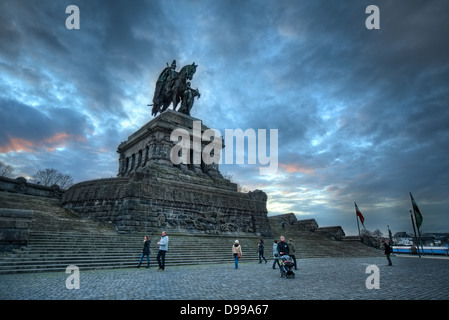 Das Denkmal für Kaiser William I von Deutschland am Deutsches Eck in Koblenz, wo die Flüsse Mosel und Rhein treffen, Stockfoto