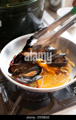 Muscheln in Butter und Knoblauch sautieren Stockfoto