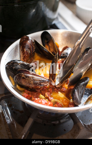 Muscheln in Butter und Knoblauch sautieren Stockfoto