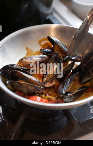 Muscheln in Butter und Knoblauch sautieren Stockfoto