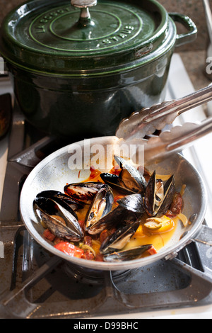 Muscheln in Butter und Knoblauch sautieren Stockfoto