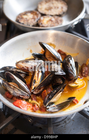 Muscheln in Butter und Knoblauch sautieren Stockfoto