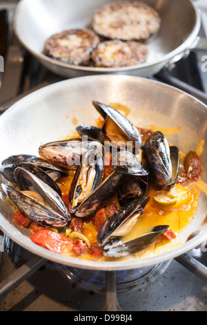 Muscheln in Butter und Knoblauch sautieren Stockfoto