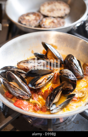 Muscheln in Butter und Knoblauch sautieren Stockfoto