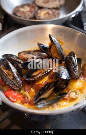 Muscheln in Butter und Knoblauch sautieren Stockfoto