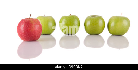 Roter Apfel unter grünen Äpfeln - Konzept Stockfoto