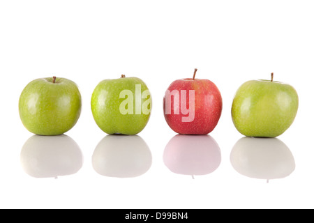 Roter Apfel unter grünen Äpfeln - Konzept Stockfoto